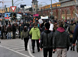 Der Demonstrationszug vor dem U-Bahnhof Warschauer Straße