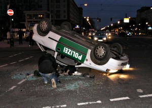 Ein beschädigter Streifenwagen am Frankfurter Tor