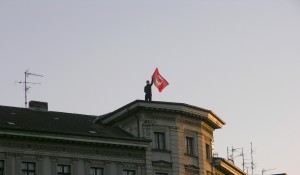 Antifa-Fahne auf den Dächern Kreuzbergs