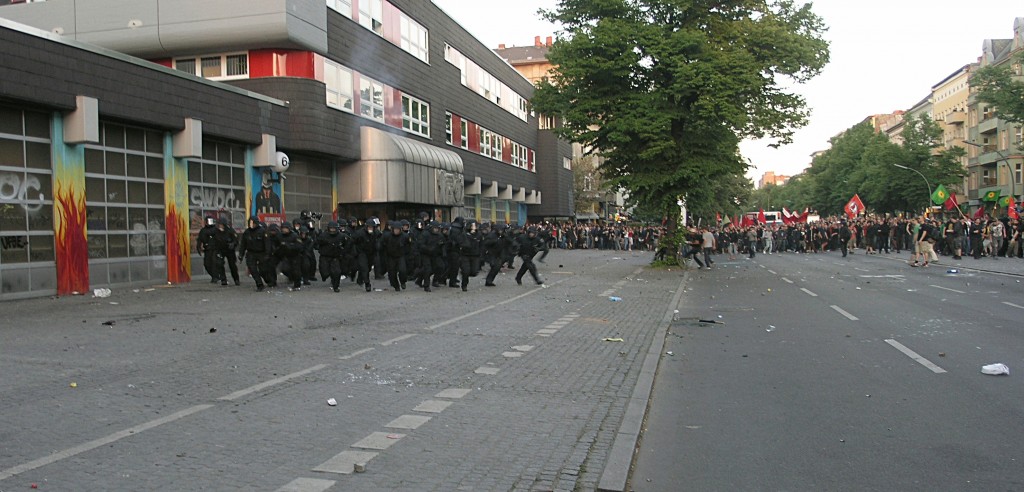 Polizisten vor der Feuerwache in der Wiener Straße